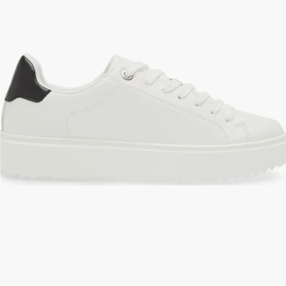 Steve Madden Shoes - STEVE MADDEN Catcher White Faux Leather Sneakers. Size 9